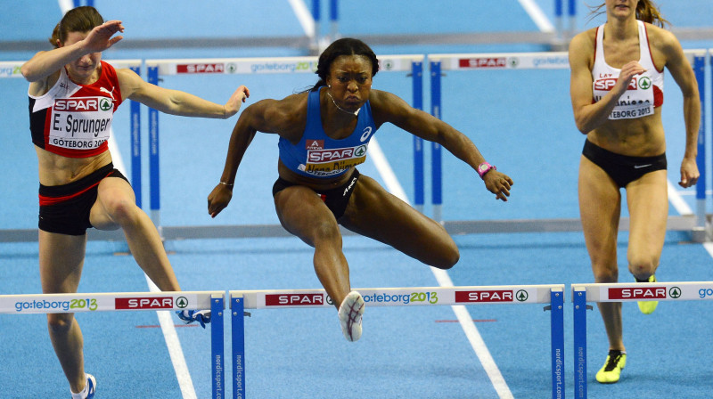 Laura Ikauniece (pa labi) 2013. gada Eiropas čempionātā telpās Gēteburgā.
Foto: Scanpix/AFP