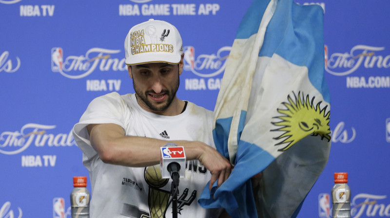 Manu Džinobili NBA čempionu preses konferencē ieradās ar Argentīnas karogu
Foto: AP/Scanpix