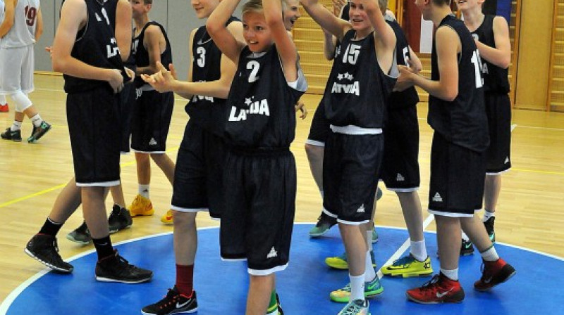 No LJBL audzēkņiem veidotā U14 izlase šogad uzvarēja savā pirmajā starptautiskajā turnīrā - Baltijas kausa izcīņā. Gaidīsim turpinājumu!
Foto: Romualds Vambuts