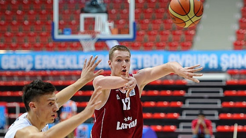 Centra spēlētājs Klāvs Čavars Eiropas U18 čempionātā 2014.gadā.
Foto: www.fibaeurope.com