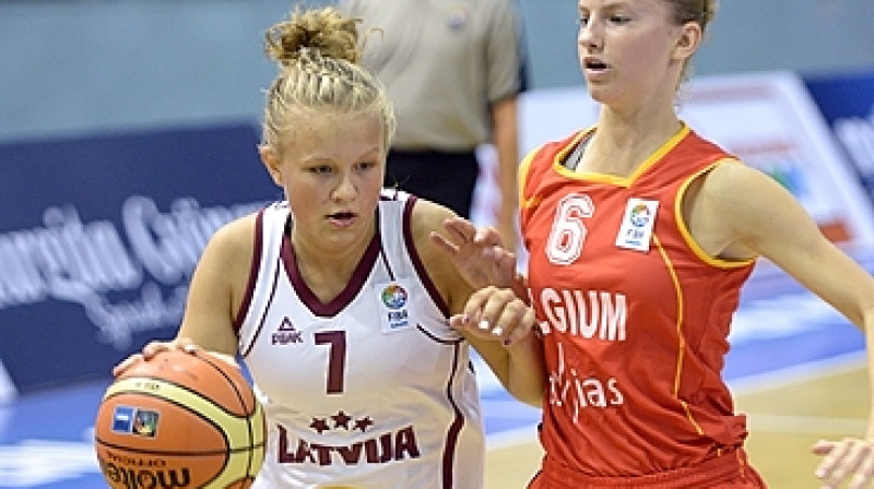 Marianna Kļaviņa un Latvijas U16 izlase: trešdien cīņa par 1.vietu Eiropas kadetu čempionāta otrā posma grupā.
Foto: FIBAEurope.com