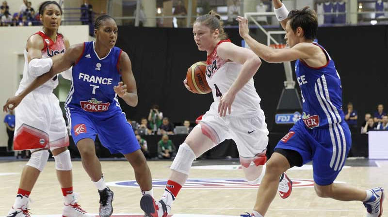 Linsija Veilena un Maja Mūra cenšas apspēlēt Sandrini Grudu un Selīnu Dumerku
Foto: USA Basketball