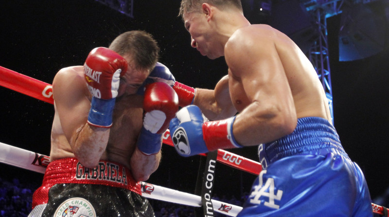 Genādijs Golovkins (no labās) izdara sitienu
Foto: AP/Scanpix