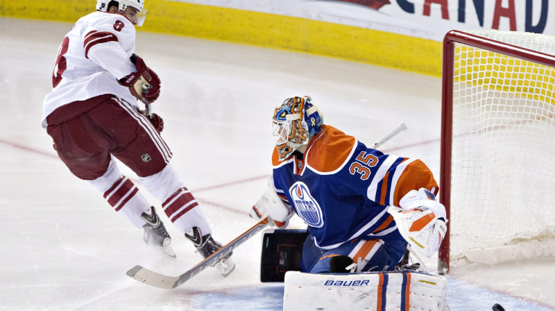 Tobiass Rīders pārspēj "Oilers" vārtsargu Viktoru Fastu 
Foto: AP/Scanpix