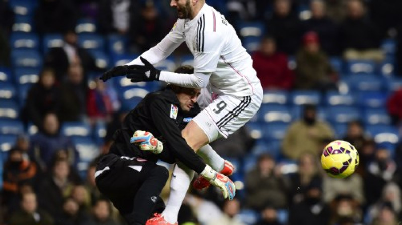 Karims Benzemā šai sadursmē savainoja pretinieku vārtsargu Betu, taču pats "Real" traumu dēļ zaudēja pat divus futbolistus
Foto: AFP/Scanpix