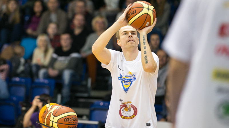 Aldaris LBL Zvaigžņu spēles Venstpils Miesnieks tālmetienu konkursa priekšsacīkšu uzvarētājs Māris Gulbis (BK "Ventspils").
Foto: Mikus Kļaviņš, VEFRiga.com