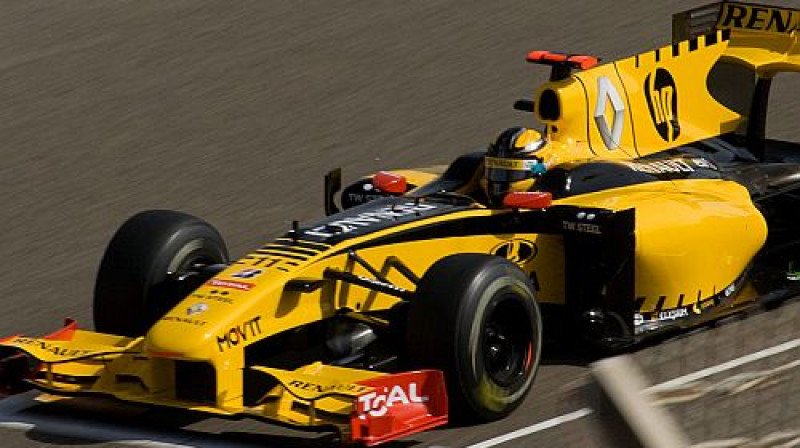 "Renault" F1 komandas auto 2010. gadā
Foto: Andrew Griffith