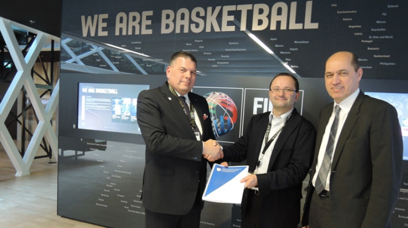 Kosovas basketbola federācijas prezidents Erolds Belegu, FIBA ģenerālsekretārs Patriks Baumans un FIBA Europe prezidents Turgajs Demirels
Foto: fiba.com