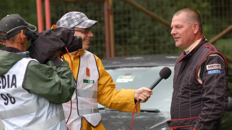 Mareks Ivans (ar mikrafonu rokās)