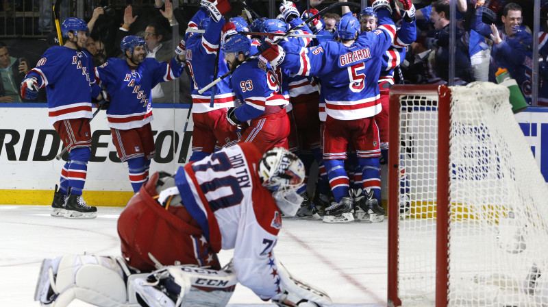Ņujorkas "Rangers" sērijā atspēlējās no 1-3 un prata atspēlēties un uzvarēt papildlaikā arī sērijas septītajā spēlē. 
Foto: AP/Scanpix