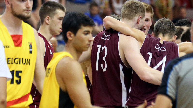 Latvijas jaunie basketbolisti priecājas pēc uzvaras pār Beļģiju. 
Foto: FIBA Europe