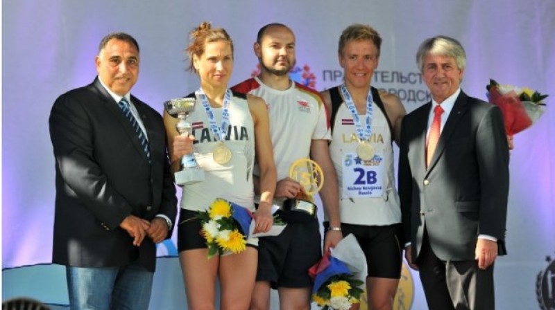 Sporta tērpos: Jeļena Rubļevska, Mihails Jefremenko, Deniss Čerkovskis (2013) 
Foto: pentathlon.org