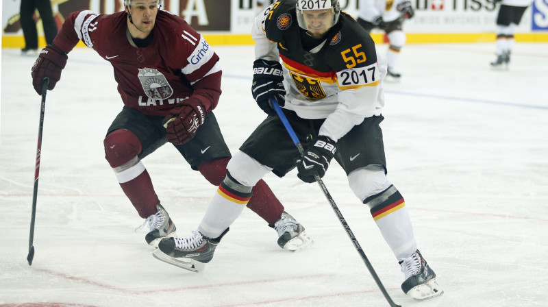 Fēlikss Šics pret savu jauno komandas biedru Kristapu Sotnieku 2014. gada pasaules čempionātā
Foto: AP/Scanpix