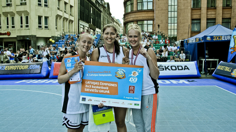 Latvijas čempiones sieviešu grupā: Asnāte Fomina (no kreisās), Guna Lagzdiņa un Madara Gulbe.
Foto: Kristaps Vucens