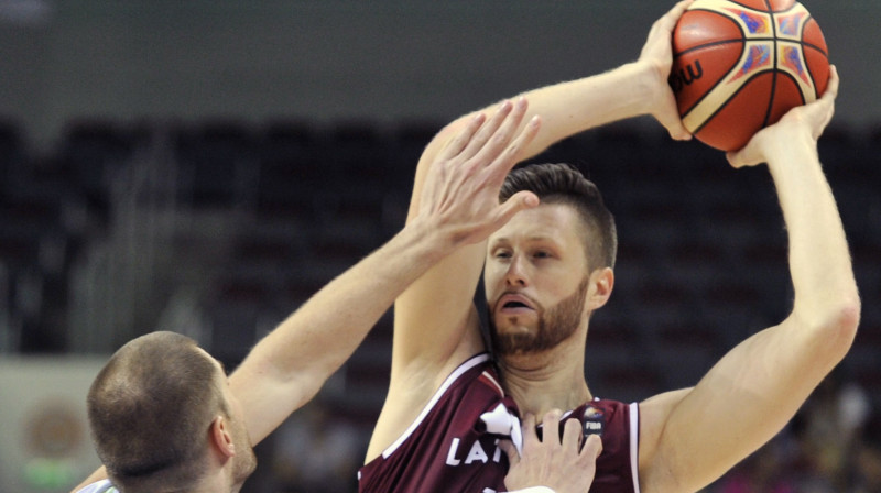 Dāvis Rozītis pārbaudes turnīrā Tbilisi turpinās cīnīties par vietu vastsvienības sastāvā.
Foto: basket.lv