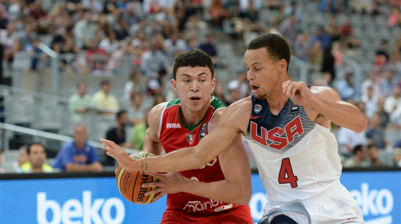 Fransisko Kruss pret Stefenu Kariju
Foto: FIBA