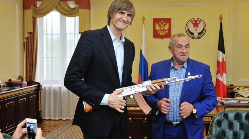 Andrejs Kiriļenko saņem AK-47 
Foto: udmurt.ru