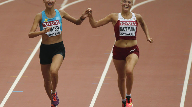 Anita Kažemāka finišē kopā ar Kazahstānas skrējēju Gulžanatu Žanatbeku. 
Foto: AFP/Scanpix