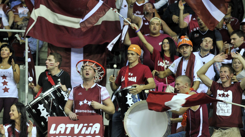 Latvijas basketbola līdzjutējus šovakar gaidīs īpaši organizēts un skaļš pretinieks Lietuvas "zaļās armijas" veidolā. 
Foto: Romāns Kokšarovs/f64