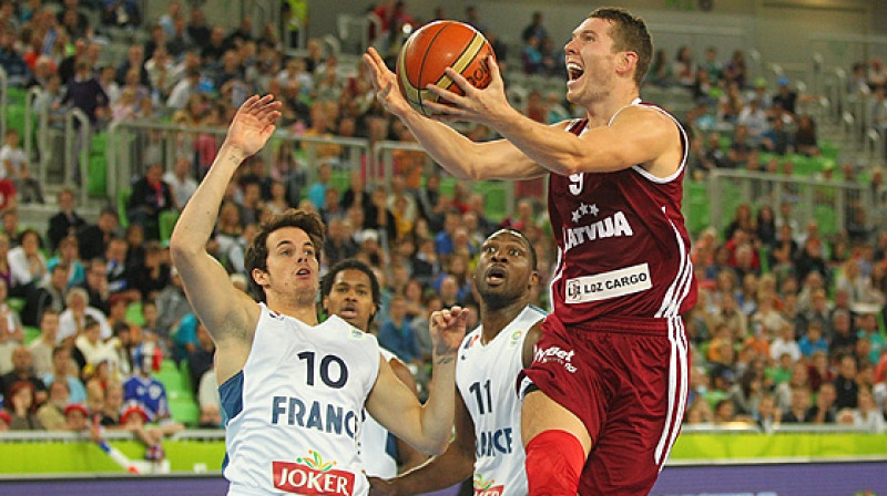 Dairis Bertāns un Latvijas valstsvienība pret Franciju EuroBasket2013 Ļubļanā. 
Foto: FIBAEurope.com