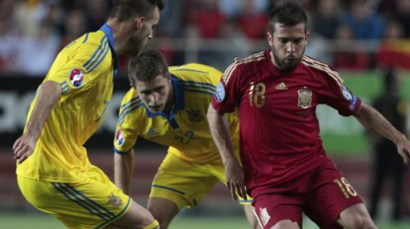 Ukrainas futbolisti cenšas apturēt Žordi Albu
Foto: AP/Scanpix