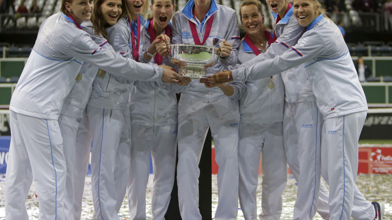 Čehijas tenisistes ar ceturto "Fed Cup" trofeju pēdējo piecu sezonu laikā 
Foto: AP/Scanpix