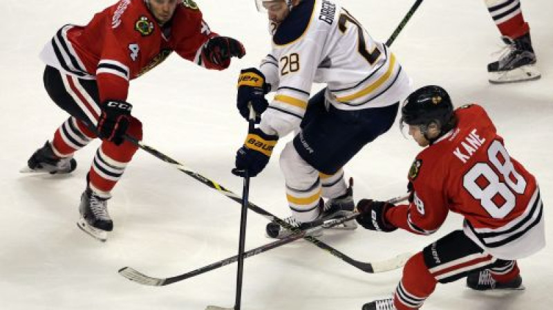 Zemgus Girgensons cīņā ar ''Blackhawks'' hokejistiem
Foto: AP/Scanpix