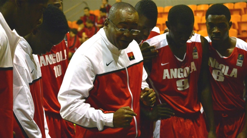 Karlušs Dinis un Angolas junioru izlase 2014. gadā
Foto: fiba.com