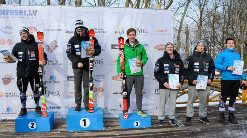 Labāko sešinieks vīriešiem FIS ENL slalomā svētdien. Foto: E.Lukšo, Infoski.lv