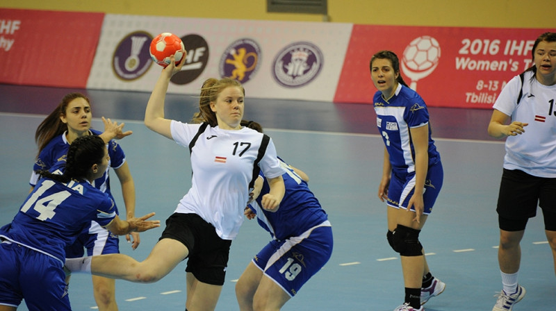 Dinija Purviņa (ar bumbu) šodien "REIR Dobele" sastāvā guva 15 vārtus.
Foto: IHF/EHF Challenge Trophy 2016