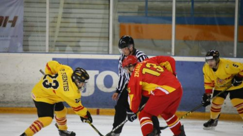 Iemetienā Spānijas un Ķīnas hokejisti
Foto: fedhielo.com
