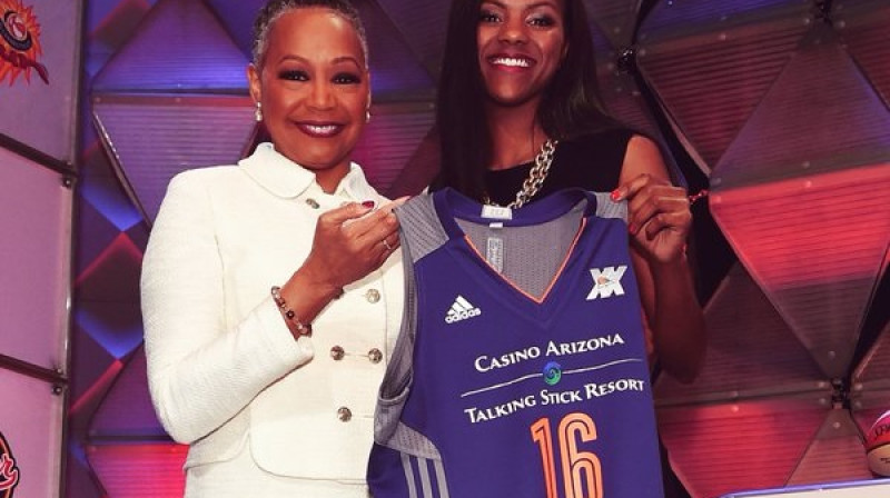 Kortnija Viljamsa ar WNBA prezidenti Lizu Bordersu (Lisa Borders)
Foto: WNBA