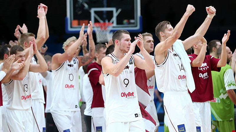 Latvijas valstsvienība 2015.gada Eiropas čempionātā pēc izšķirošās uzvaras pār Slovēnijas komandu.
Foto: FIBAEurope.com