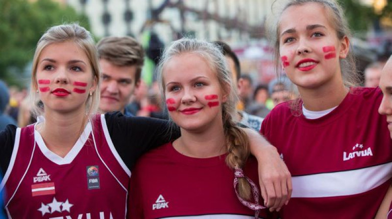 Rebeka Nagle (pa kreisi) kopā ar Mariannu Kļaviņu un Aleksu Gulbi
Foto: basket.lv