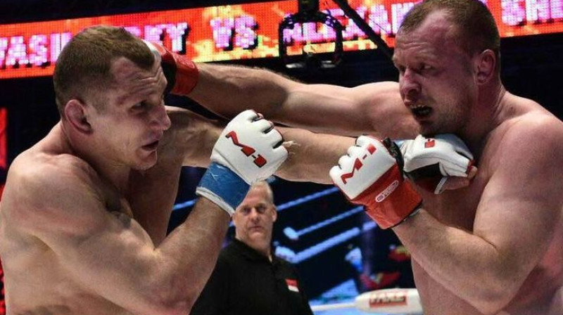 Aleksandrs Šlemenko (no labās) cīņā ar Vjačeslavu Vasiļevski
Foto: Mixfight.ru