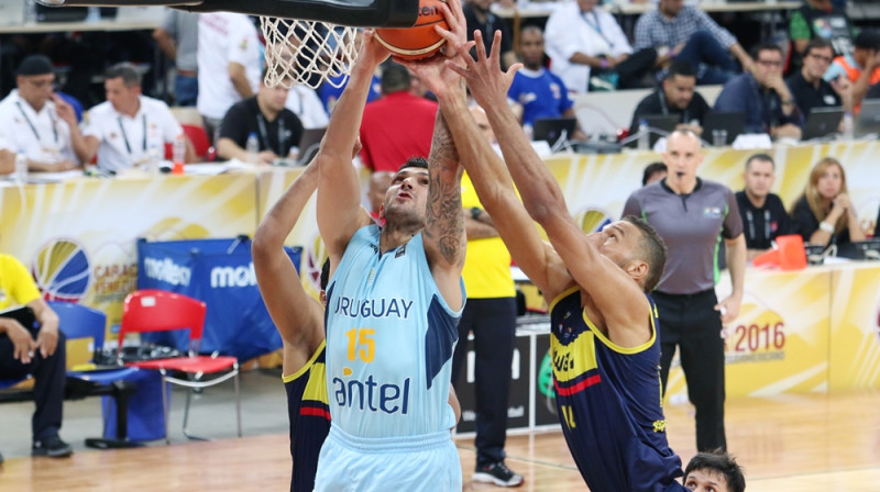 Urugvajas centrs Estebans Batista noslēdz uzbrukumu 
Foto: FIBA