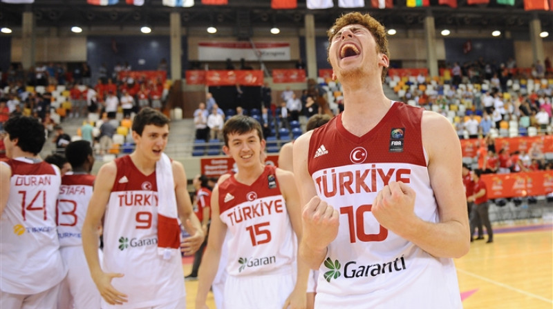 Turcijas basketbolisti līksmo par iekļūšanu finālā
Foto: fiba.com