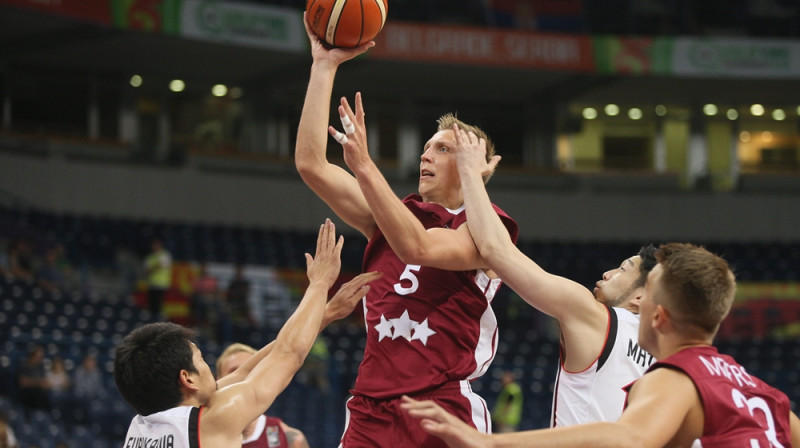 Mareks Mejeris un Latvijas valstsvienība: spēlē ar Japānas izlasi augumu pārsvars bija mūsu pusē. Pret Čehiju būs savādāk.
Foto: FIBA.com