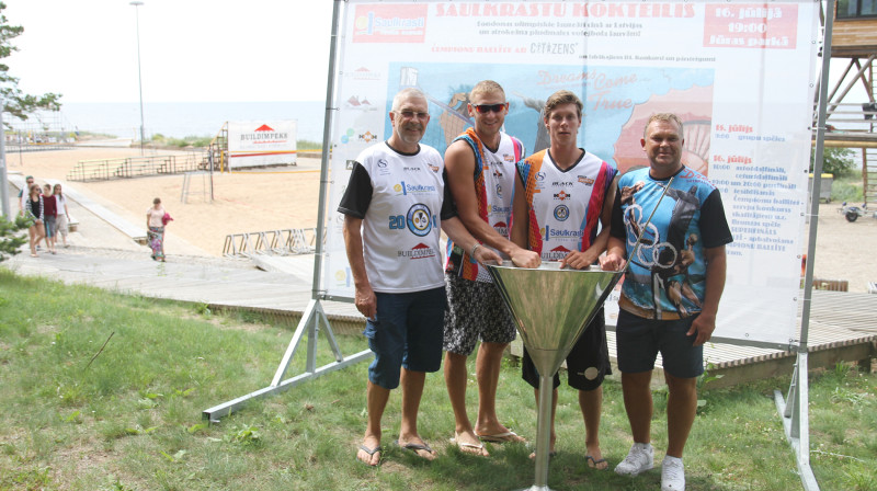 Pēdējo divu gadu "Saulkrastu kokteiļa" čempioni Edgars Točs un Rihards Finsters nogādājuši ceļojošo trofeju organizatoriem Andrim Vanagam un Guntaram Zonbergam
Publicitātes foto