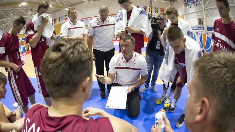 Arnis Vecvagars un Latvijas U20 izlase
Foto: FIBA