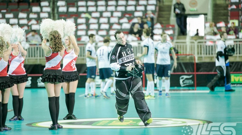 Elvis Holsts karsējmeiteņu ielenkumā
Foto: Floorball.lv