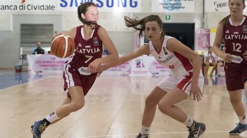 Paula Kļeščova un Latvijas U16 izlase: svētdien Eiropas čempionāta otrajā mačā jānospelē pārliecinošāk.
Foto: FIBA.com