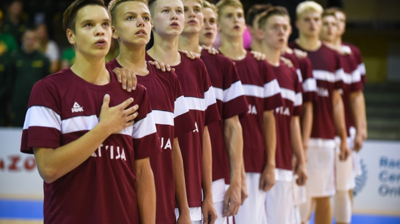 Latvijas U16 izlase, skanot himnai. Foto: FIBA.com