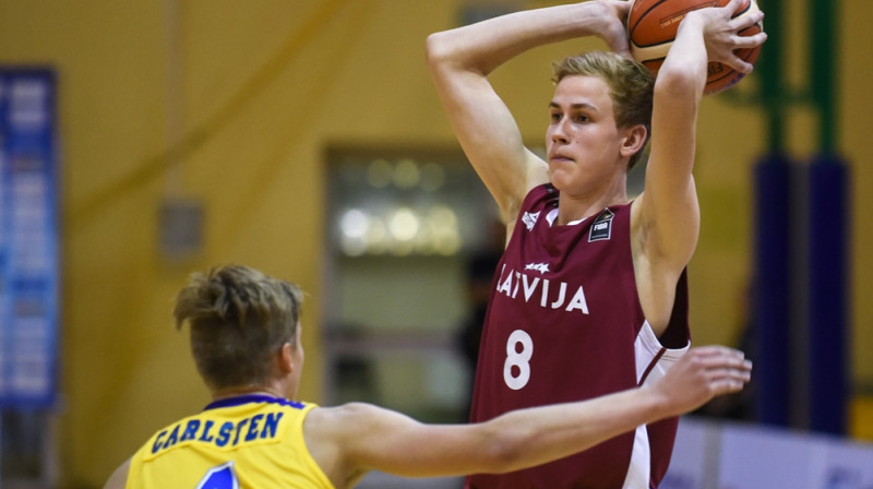 Valters Vēveris: 15 punkti un 5 rezultatīvas piespēles spēlē ar Zviedrijas kadetiem.
Foto: FIBA.com