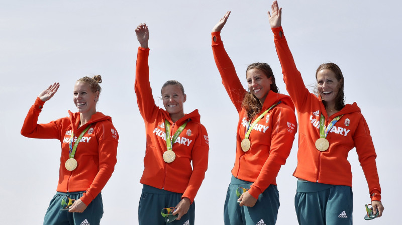 Ungārijas smaiļotājas priecājas par uzvaru 500 metru sprinta distancē dāmām
Foto: AP/Scanpix