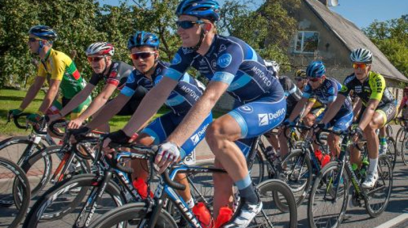 "Rietumu - Delfin" un  citu Latvijas komandu braucēji gatavi cīnīties par uzvaru "Baltic Chain tour" velobraucienā. 
Foto: Zigismunds Zālmanis.