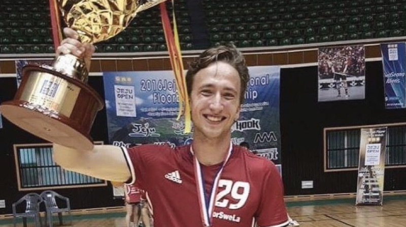 Mārtiņš Beķeris ar "Jeju Open International Floorball Championship 16" uzvarētāju kausu.