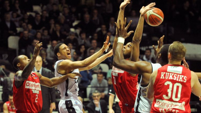 Abdula Gadijs (baltā) spēlē pret Rihara Kuksika pārstāvēto komandu Itālijas čempionātā
Foto: LaPresse/Scanpix