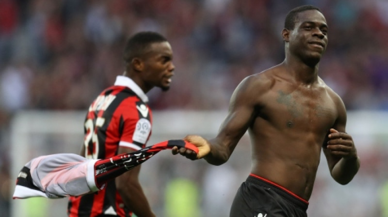 Mario Balotelli svin uzvaras vārtus un nopelna pirmo dzelteno kartīti
Foto: AFP/Scanpix