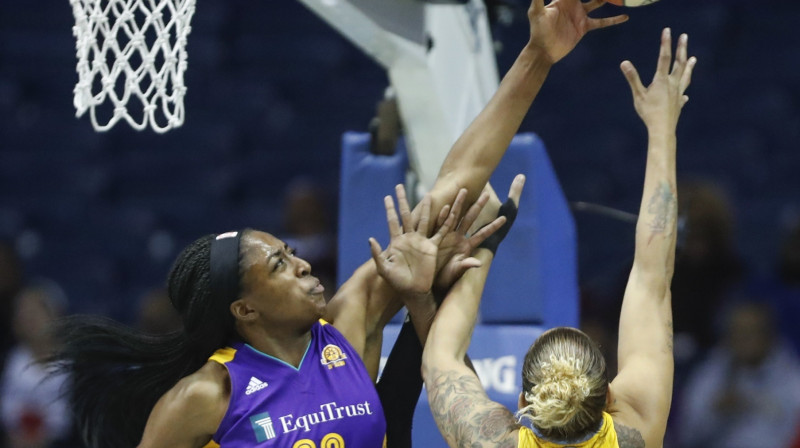 Nnemkadi Ogvumaika (Sparks) cīņā ar Eriku De Souzu (Sky)
Foto: AP/Scanpix